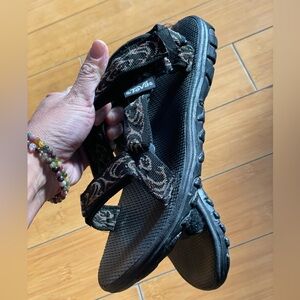 Teva hurricane Sandals size 6